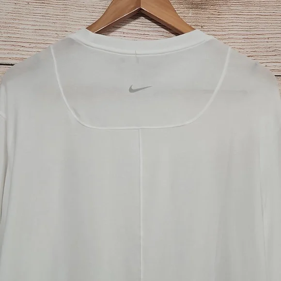 NWT Nike Traing Dri-FIT White Long Sleeve Tee Shirt Medium - Picture 8 of 8